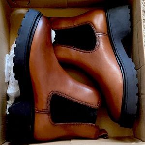 Never worn Steve Madden Chelsea Trap boots